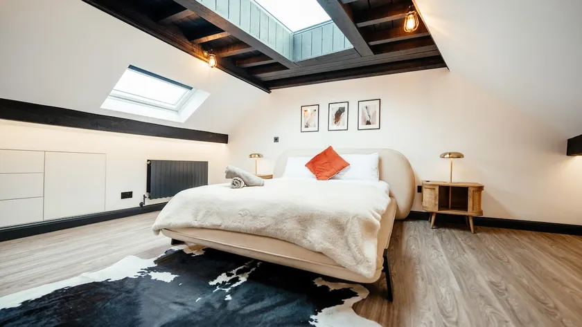 Spacious Penthouse in Knutsford Centre, Parking - Image 1
