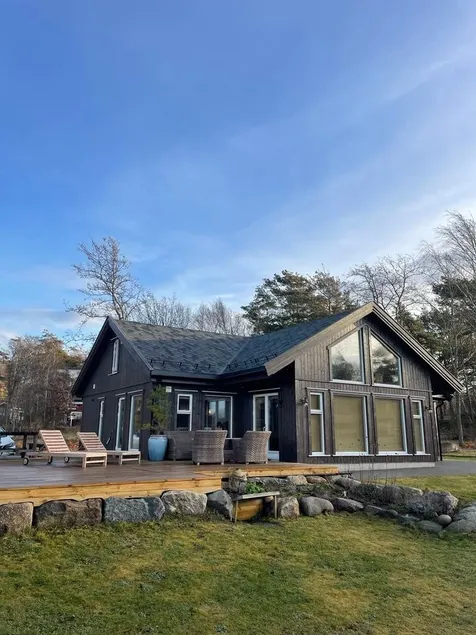 Cottage by the lake, with the coastal path on the outside of the door. - Image 1