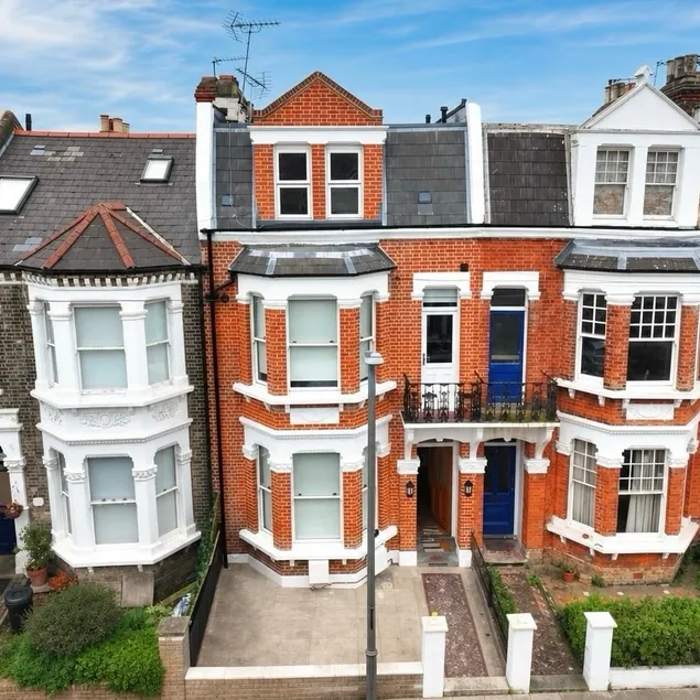 Penthouse Loft Suite in Putney, PS5, 60"TV, Netflix, Sleeps 6, ideal for relocators and professionals - Image 1