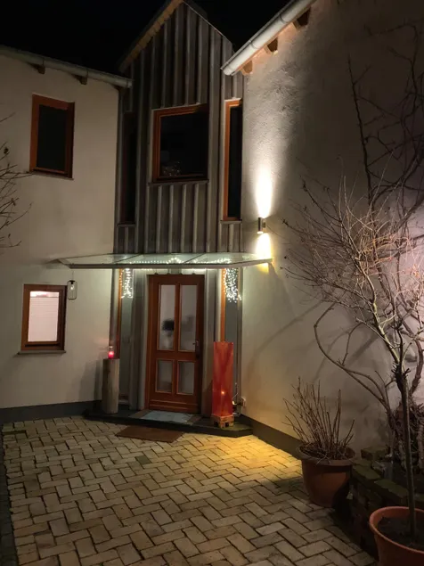 Little house with courtyard - Image 1
