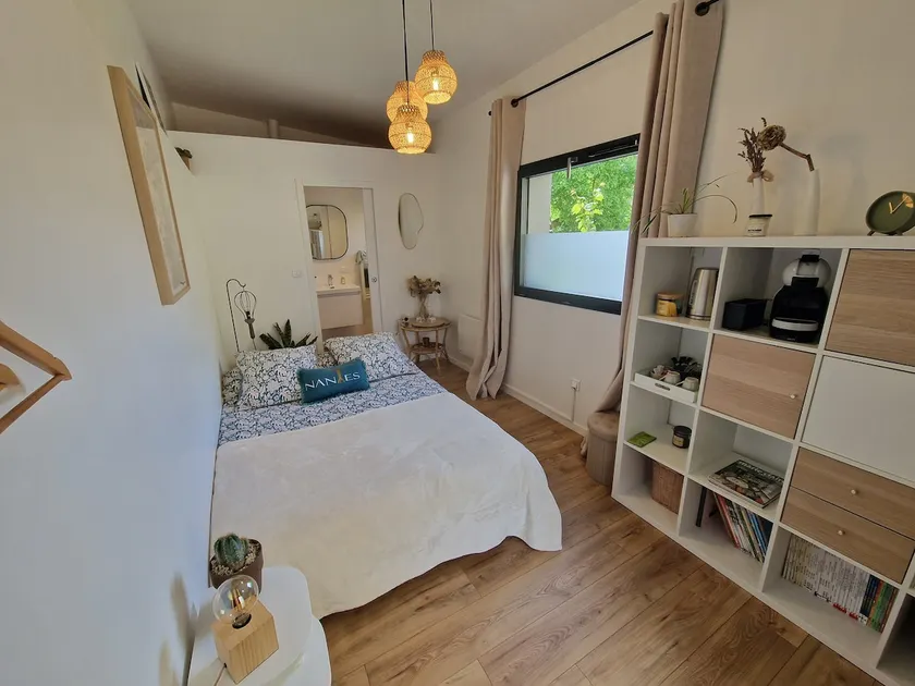 private room with shower room and toilet - Image 1