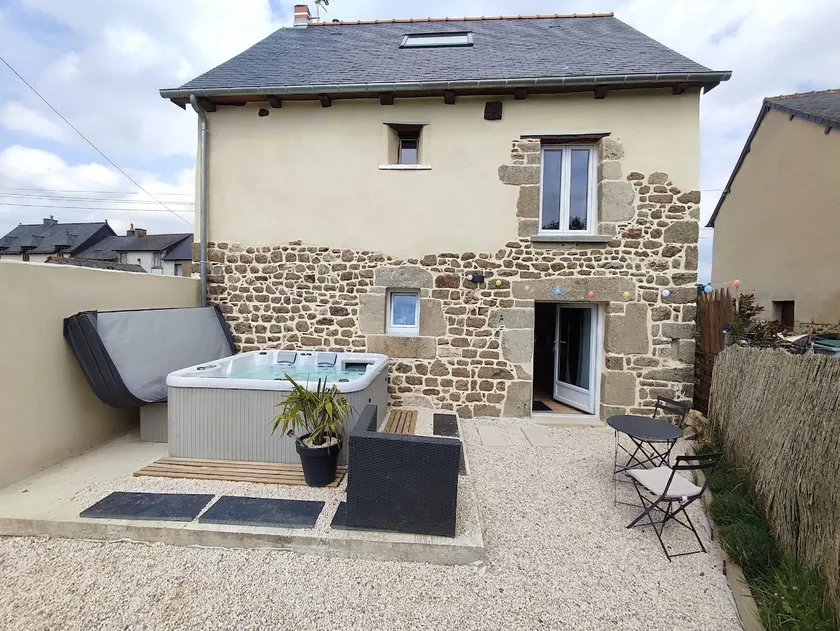 Stone house with Kerlampoui hot tub SPA - Image 1