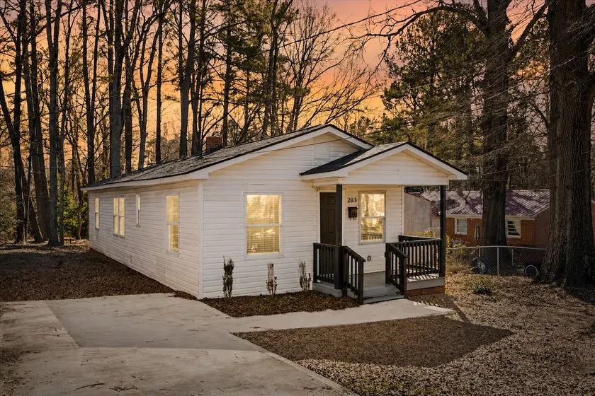 Bright & Airy Sanford Retreat-Hosts up to 6 Guests - Image 1