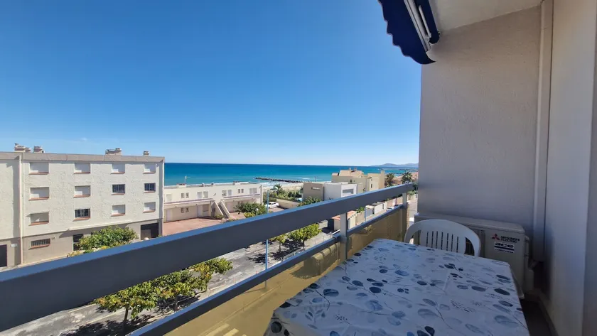 The Miramar Apartment, facing the beach, air-conditioned - Image 1