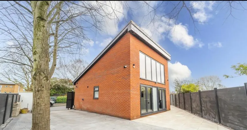 New Modern Stylish Villa Near City Centre Birmingham, with outdoor Hot Tub - Image 1