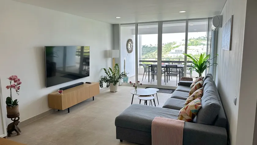 Sunny 3-Bedroom Apartment - Image 1
