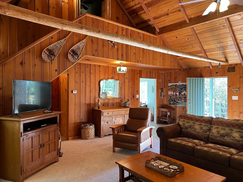 Spacious, Classic TH cabin, Lake access, AC - Image 1