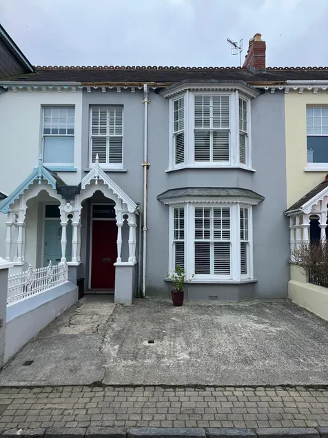 Tenby Victorian Villa with parking, pets allowed - Image 1