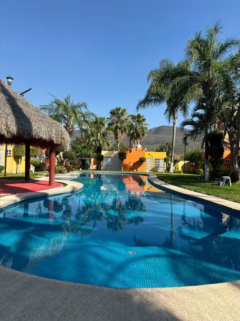 House with pool access - Image 1