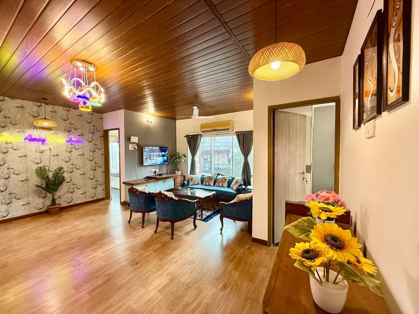 Breezy Cool 4BHK Apartment near Juhu Beach, Mumbai - Image 1