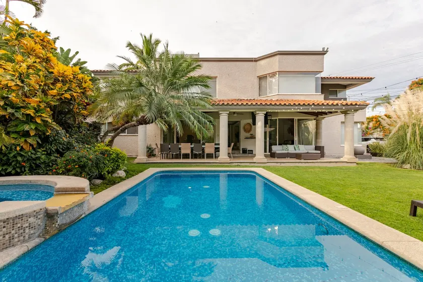 Beautiful residence, close to event gardens. - Image 1