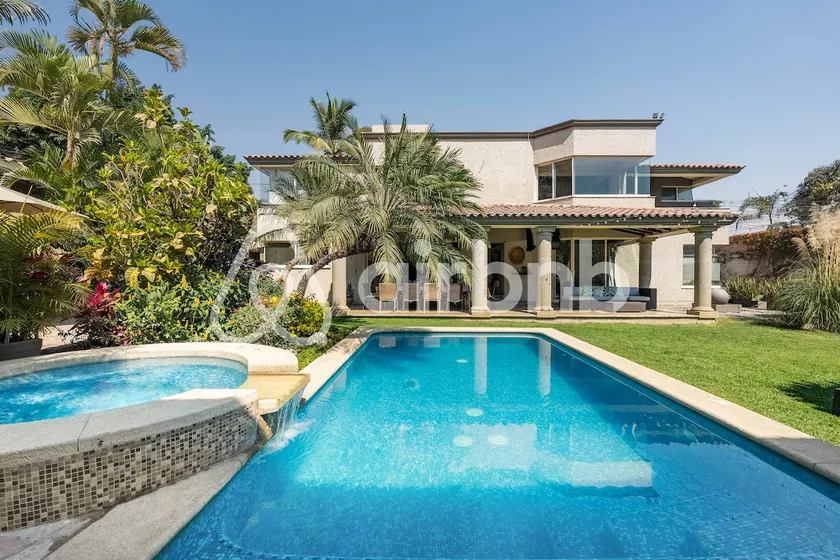 Beautiful residence, close to event gardens. - Image 1