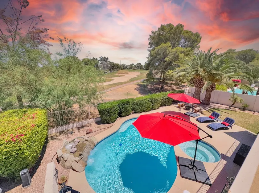 Remarkable 4 Bedroom Home on Golf Course - Image 1