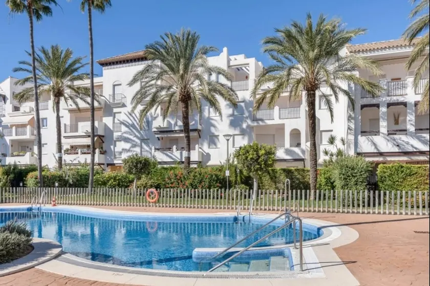 Paraíso del golf free parking by Staycare - Image 1