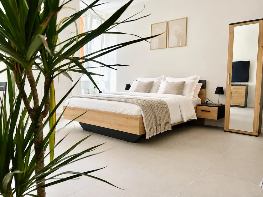 The Urban Suite - Stylish and with FREE parking - Image 1