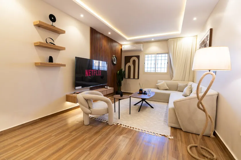 Quite Elegant | Oasis - Image 1