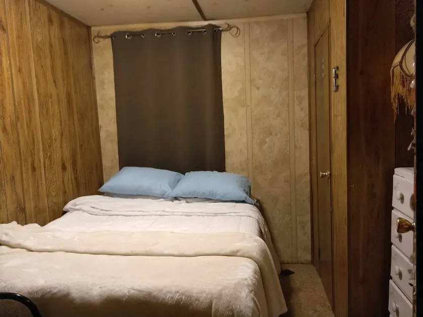 crow Mt. guest room - Image 1