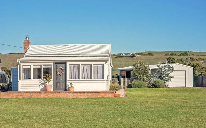 Charming Stanley Cottage on Private Half Acre - Image 1