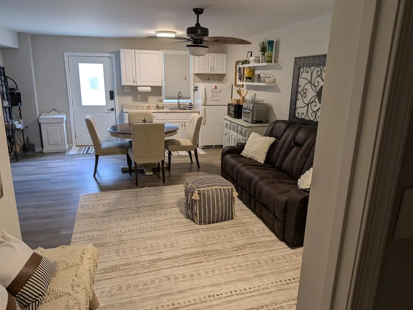 Cozy Hideaway guest suite - Image 1