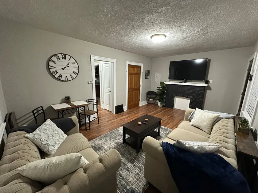 Inviting Townhouse near Downtown Waterloo - Image 1