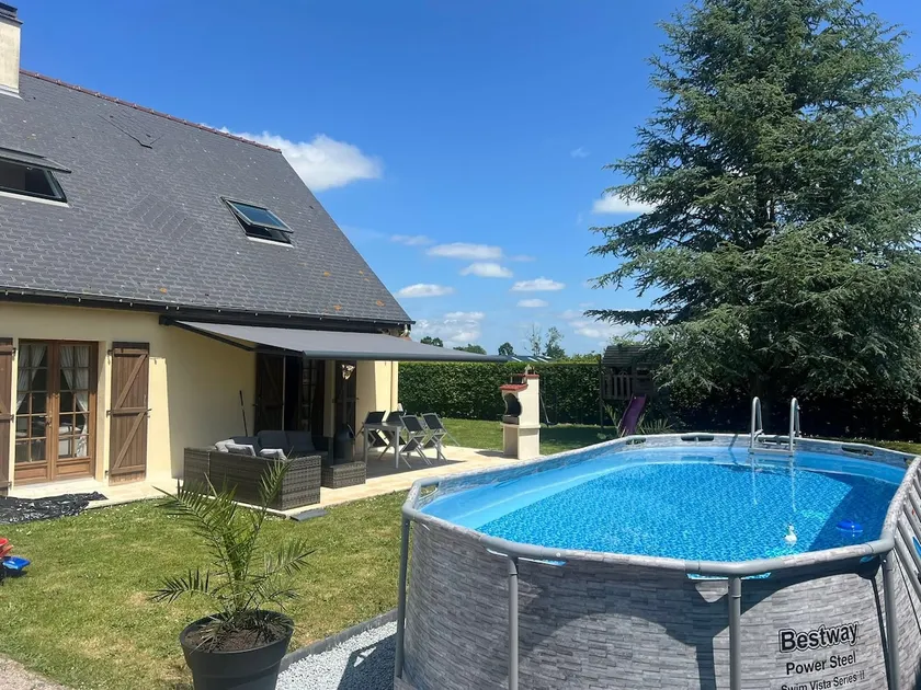 Villa with pool - Image 1