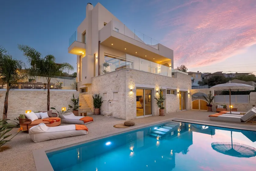 Elegant villa with pool, hot tub & sea views - Image 1