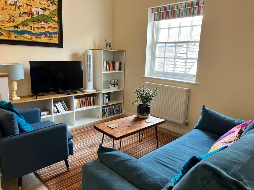 Cosy Marlborough Town Centre Retreat - Image 1