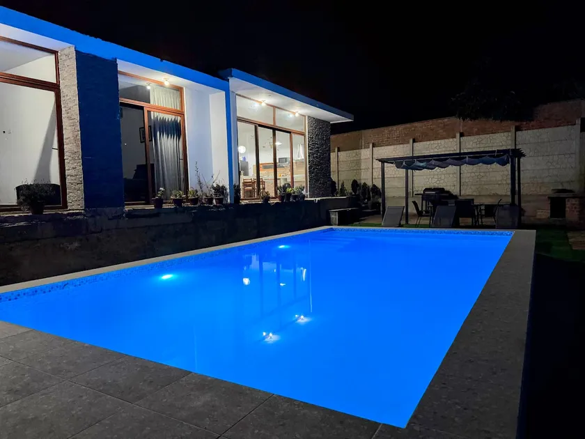 Country house with large garden and swimming pool - Image 1