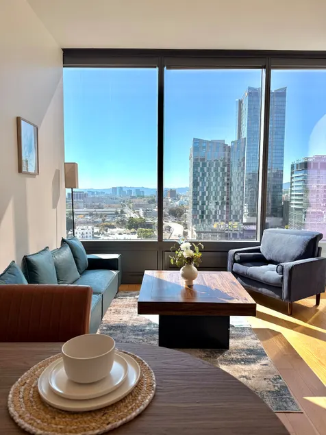DTLA Skyline View | Luxury 1b w/ Parking+pool+gym - Image 1