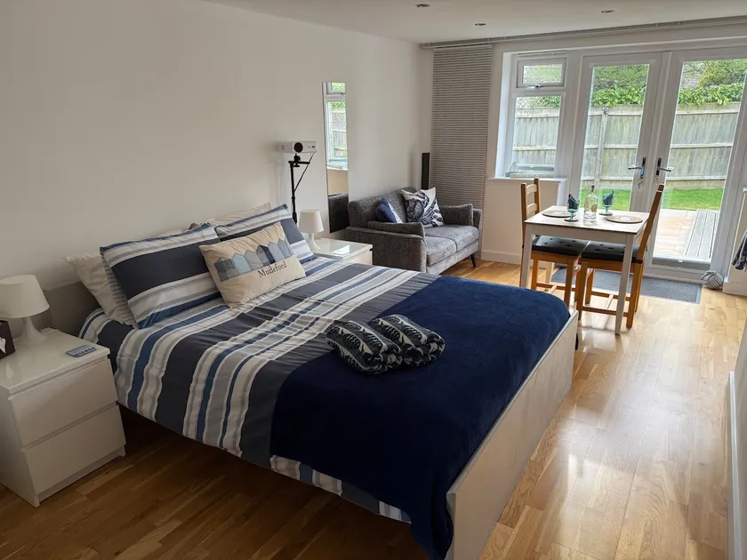 Lovely spacious, airy, room in coastal property - Image 1