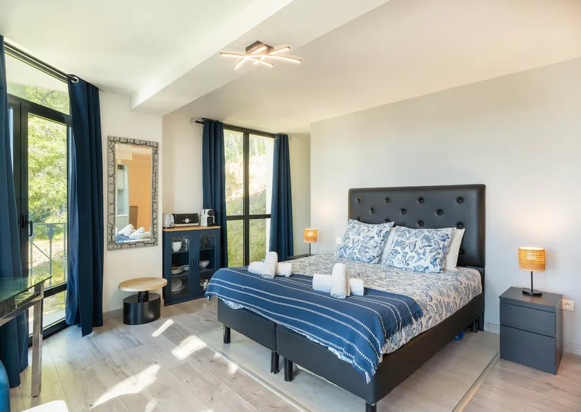 Large studio 300 m from the port - Image 1