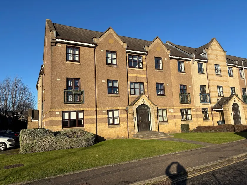 Centrally located apartment free parking included - Image 1
