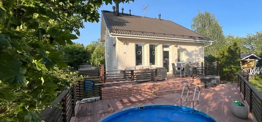 Beautiful 214 sqm townhouse near outdoor areas - Image 1