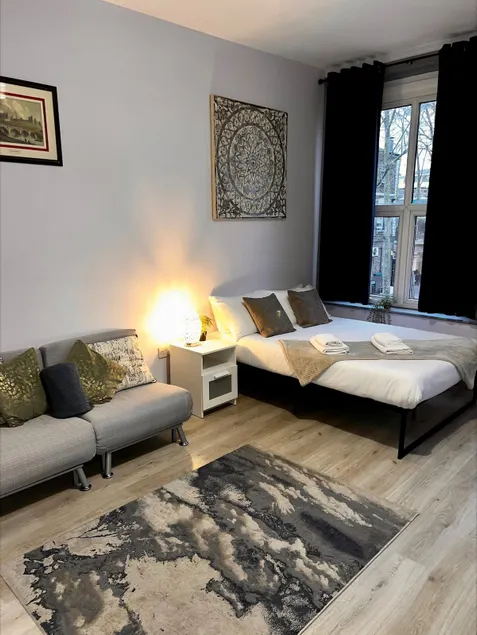 Luxe Wolf's Quadruple ensuite - Image 1