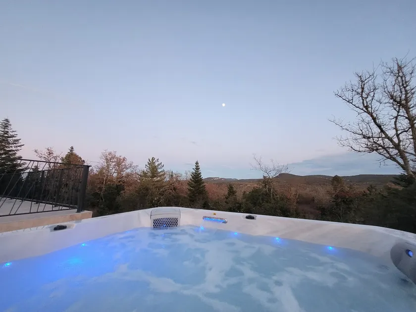 House with hot tub on the mountain - Image 1