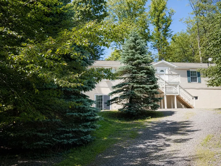 Cozy Poconos Lake Getaway-Pool/Sauna/Ski - Image 1