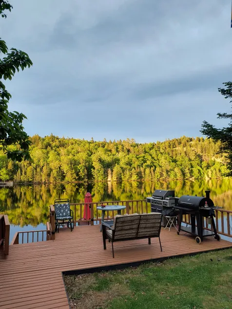 Cozy Lakeside Cottage - Image 1