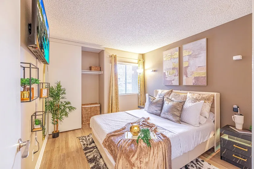 Chic Lux Stay~Work Nook & Spa - Image 1