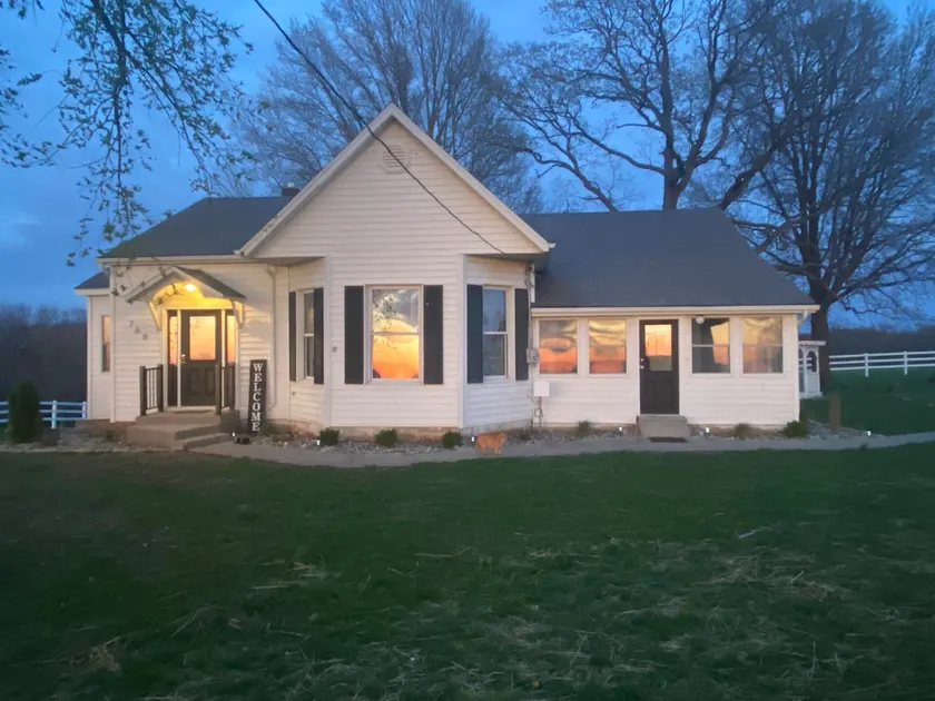 “Sunset View Getaway” With 2 person Jacuzzi Tub - Image 1