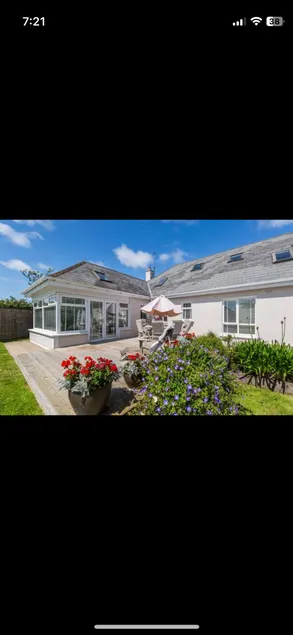 Spacious newly-refurbished 4-bed house in Rosslare - Image 1
