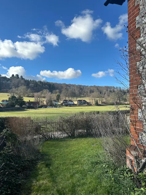 Charming Country Cottage with Lovely Views - Image 1