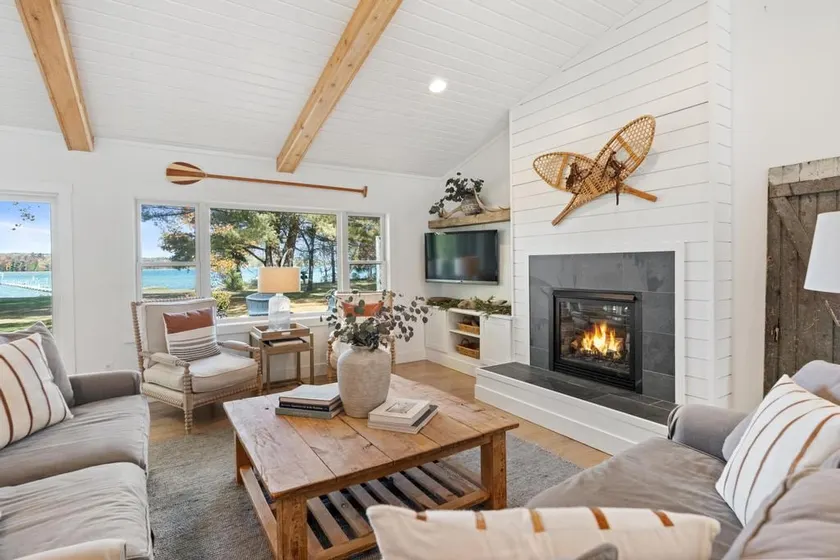 Crooked Lake Cove: A Peaceful Lakefront Getaway - Image 1