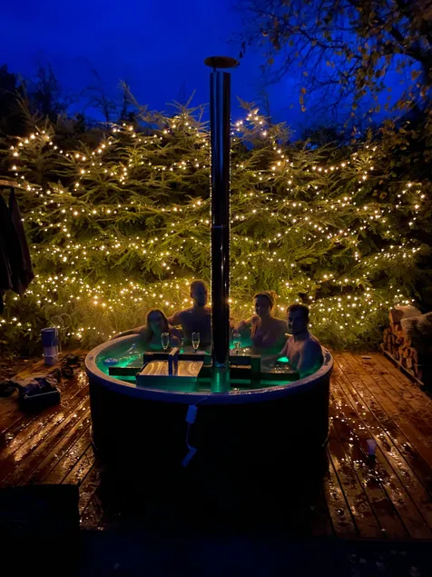 Unique cottage in fun surroundings - Image 1