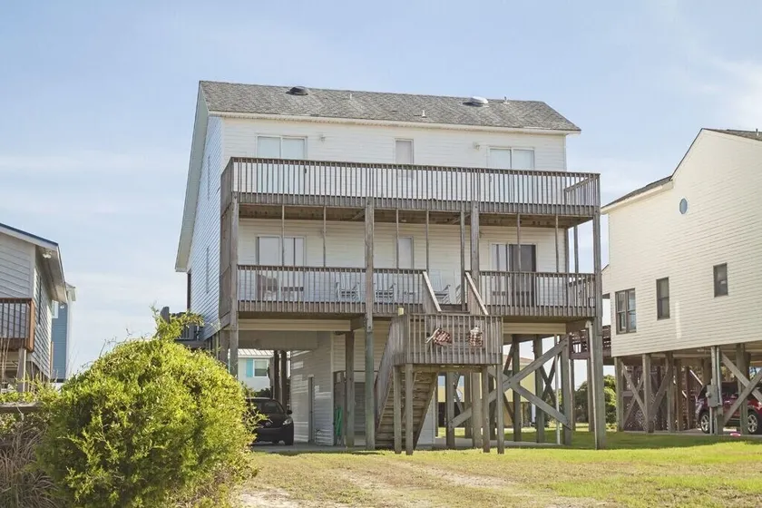 Lovely 4 Bedroom Ocean view house in West Beach - Image 1