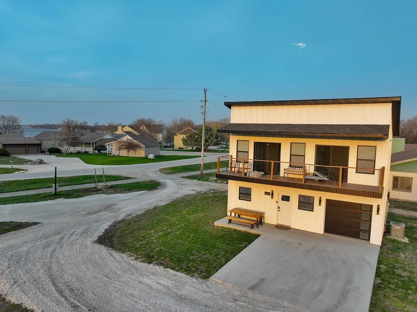 New Lake home- 2nd story deck, across from dock! - Image 1