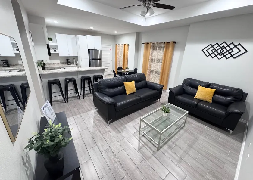 Clean 2 BD 2BTH Apt | Near Shops | Fast WIFI - Image 1