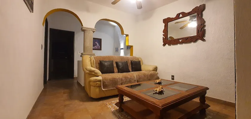 C10 House with 5 bedrooms and fast Wi-Fi – 13 minutes from downtown - Image 1