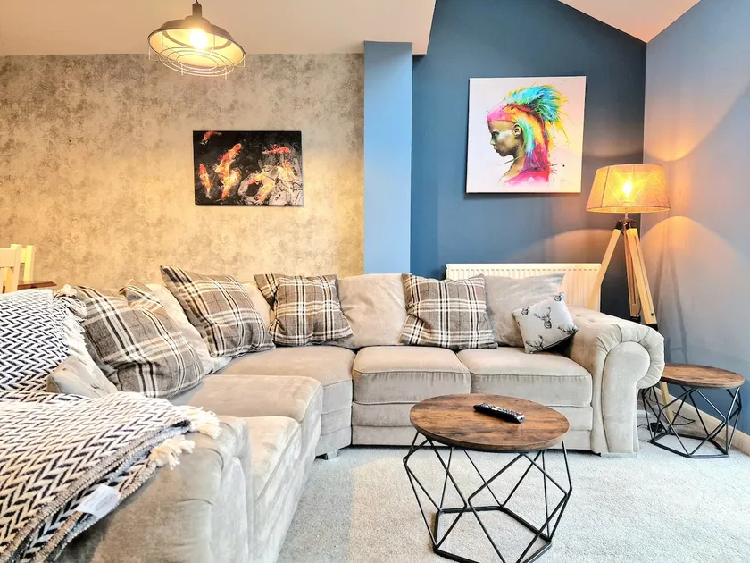Large, Stylish 3 Bed House with Garden - Image 1