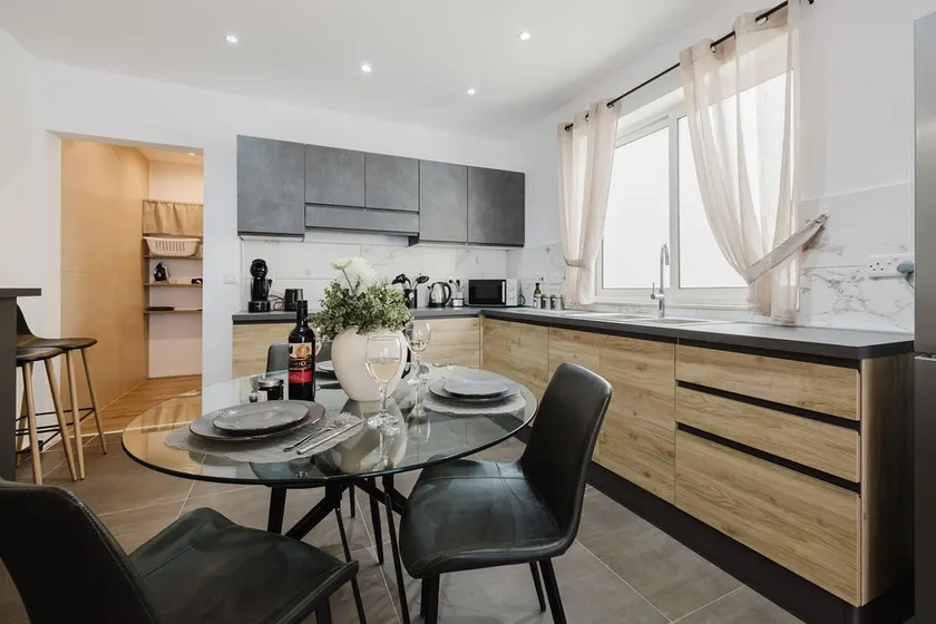 Lovely Penthouse in ST Paul's by Homely - Image 1