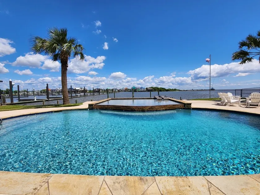 Poolside Island Condo - Image 1